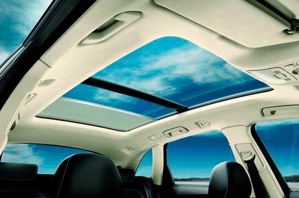 Carros com teto panorâmico: principais vantagens e modelos disponíveis