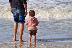 para que serve o seguro de vida: pai e filha na praia