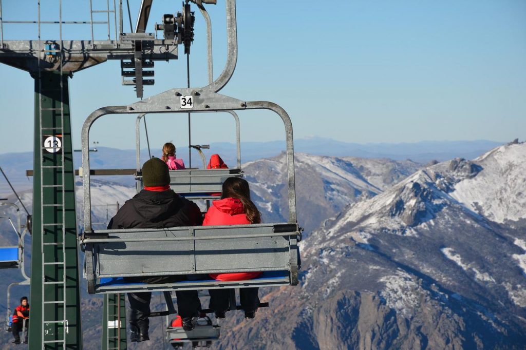 o que fazer em bariloche - pessoas sentadas no teleférico com roupa de ski