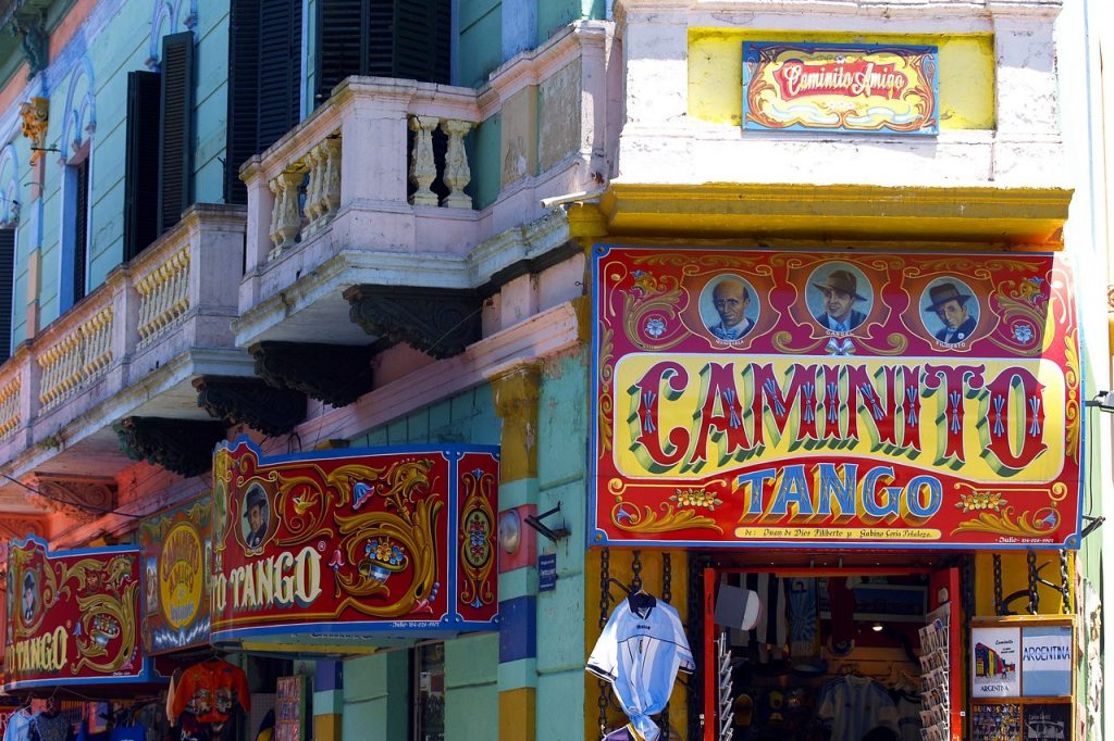 o que fazer em buenos aires - casas coloridas com letreiro 'caminito'