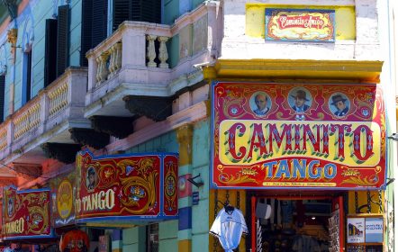 o que fazer em buenos aires - casas coloridas com letreiro caminito