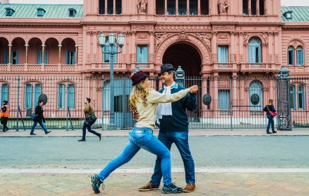 viagem para Argentina casal dançando tango em frente a casa rosada